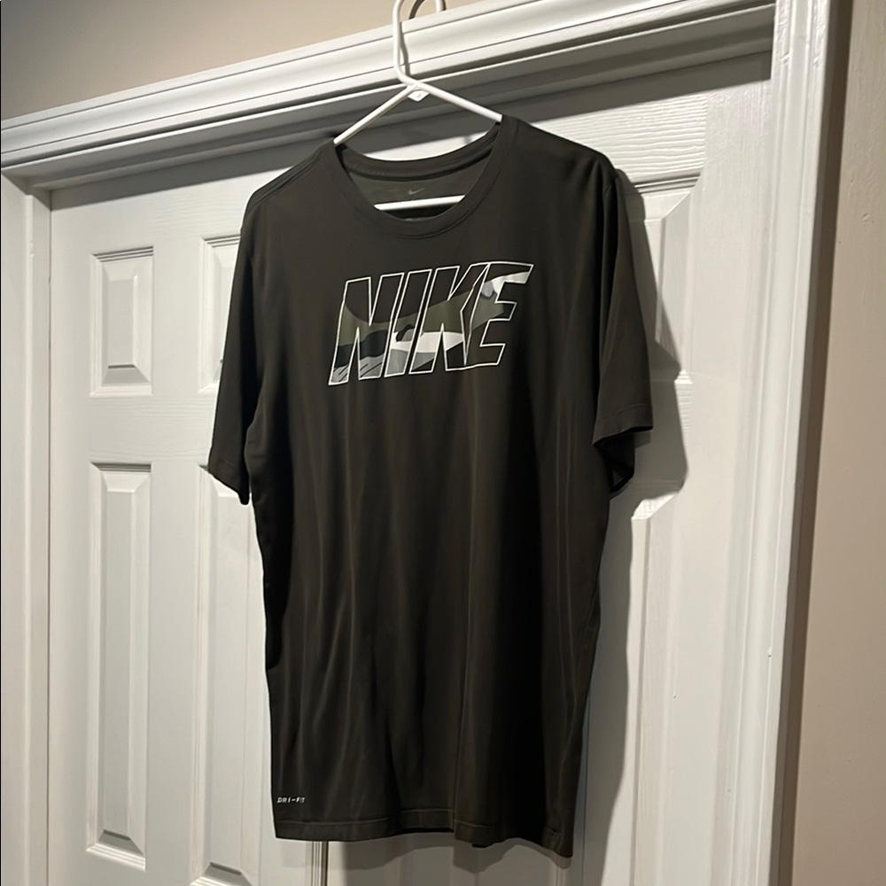Nike Men's dark green T-Shirt
